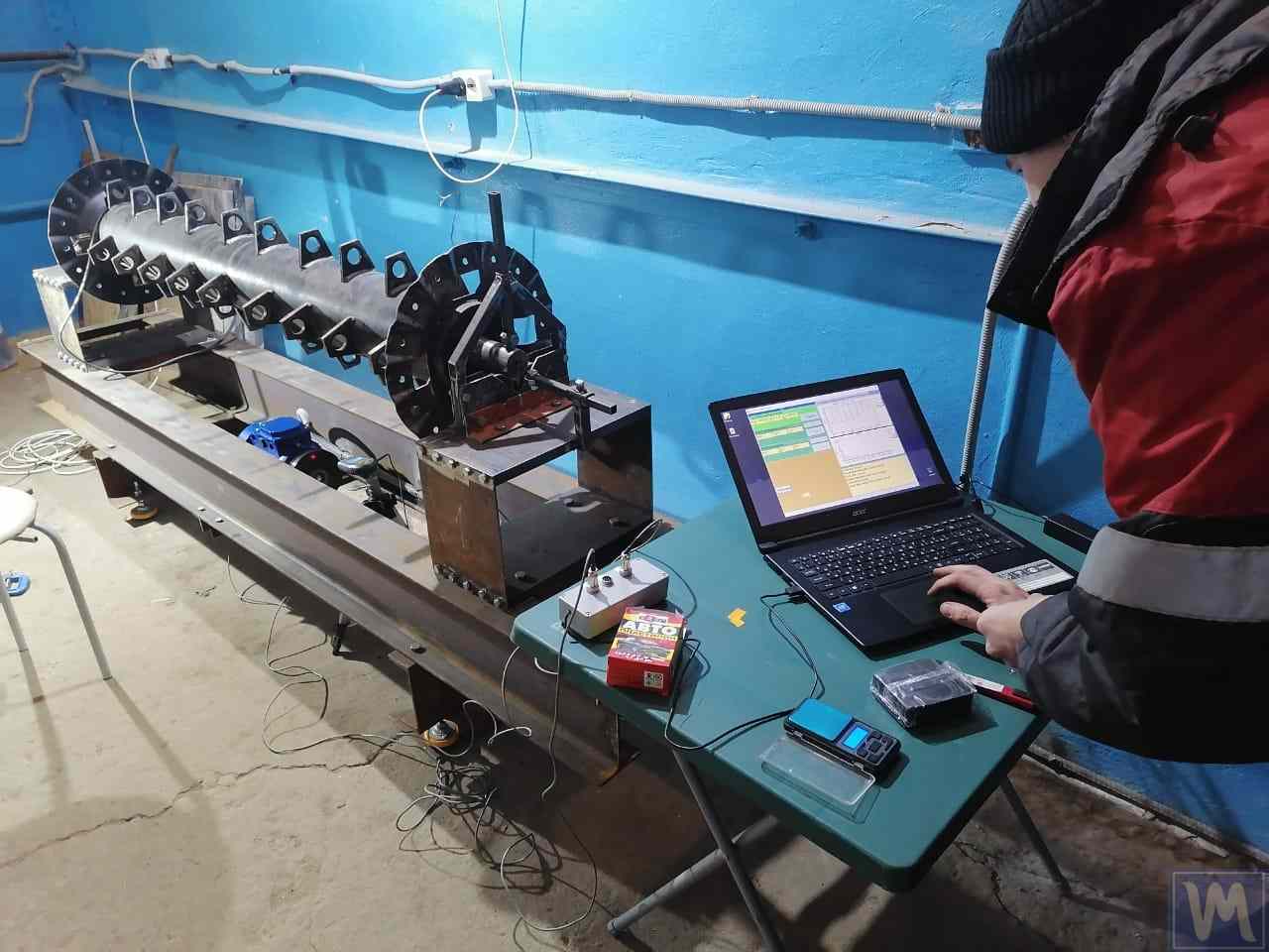 Starší vyvažovací stroj modernizovaný moderným meracím systémom Balanset-1A OEM.